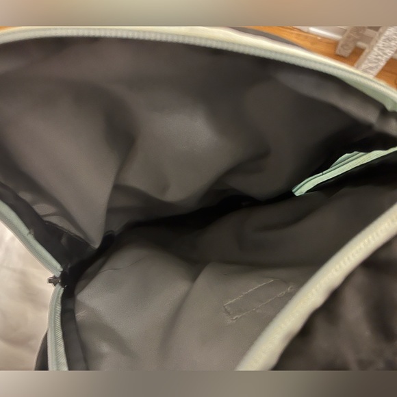 *Like New* Northface Backpack - Picture 3 of 7